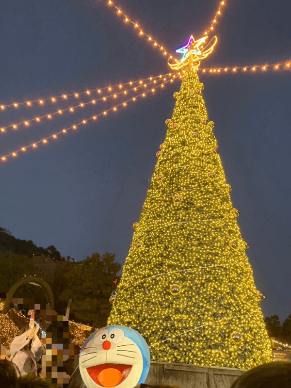 さがみ湖イルミリオンのクリスマスツリー点灯式で点灯したクリスマスツリーとドラえもんの画像