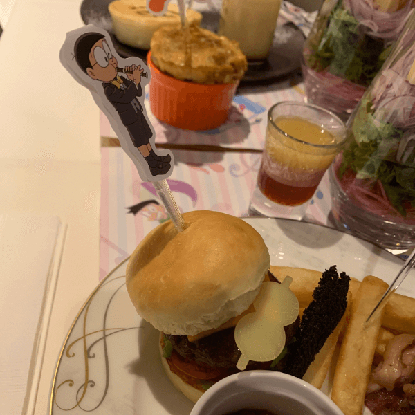 横浜ロイヤルパークホテルのドラえもんルームサービスディナーののび太バーガーの画像