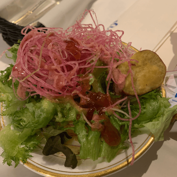 横浜ロイヤルパークホテルのドラえもんルームサービスディナーのしずかサラダの画像