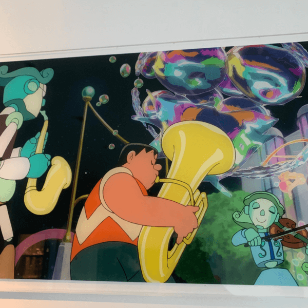 横浜ロイヤルパークホテルのドラえもんルームの壁に貼られたジャイアンがチューバを演奏しているシーンのパネル